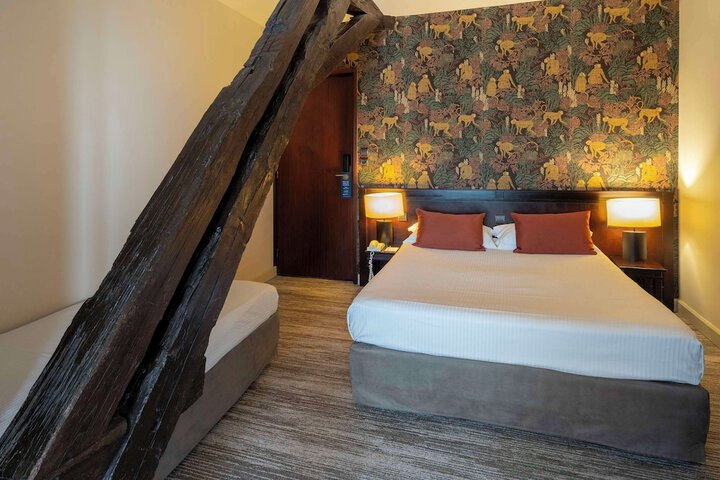 Room 34 of 103