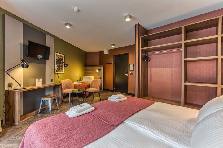 Room 27 of 191