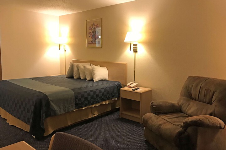 1 Queen Bed (1 of 10)