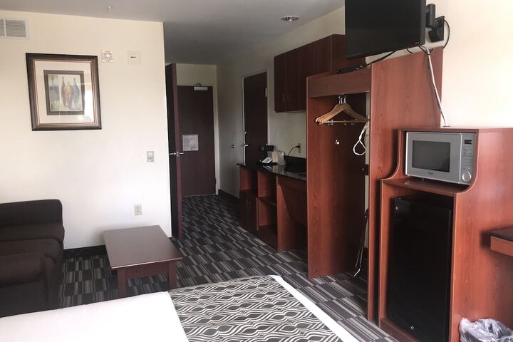 1 Queen Bed Accessible Room (4 of 54)