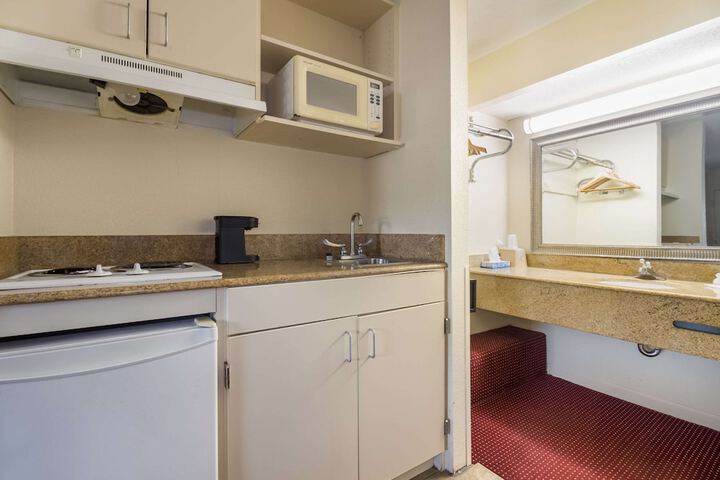 1 King Bed Efficiency (3 of 11)
