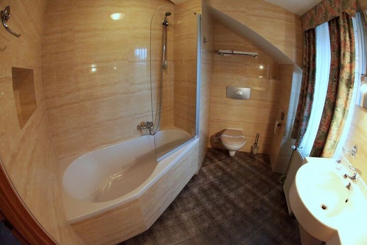 Room 13 of 27