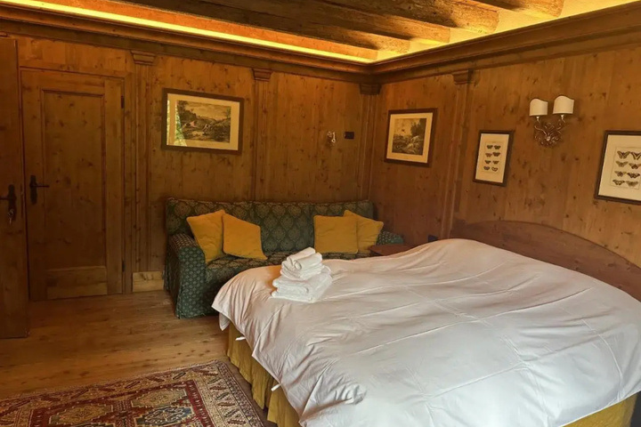 Room 5 of 18
