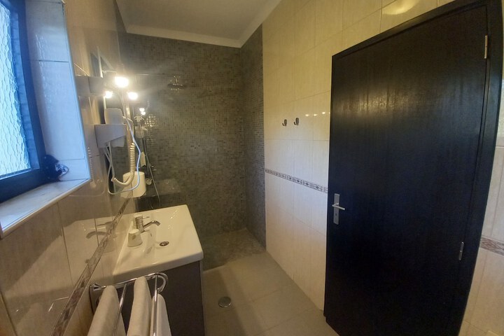 Room 38 of 99