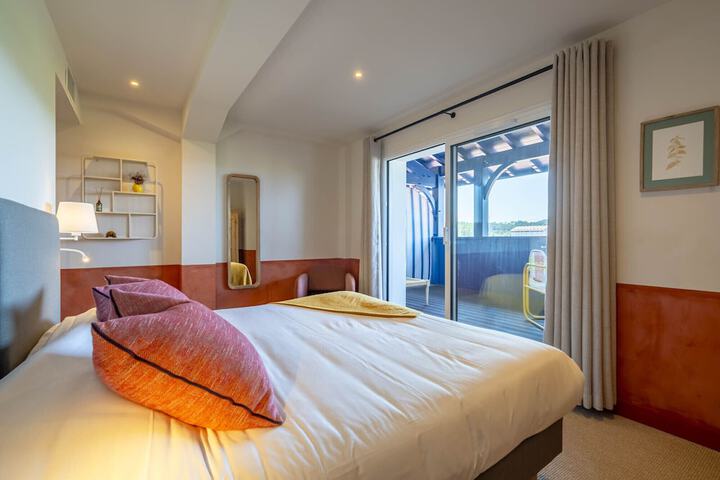 Room 10 of 32