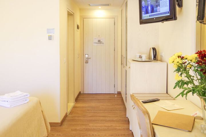 Room 9 of 125