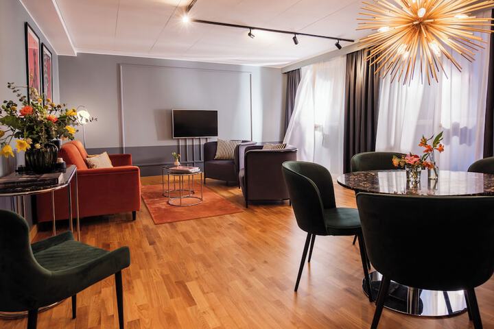 Room 43 of 104