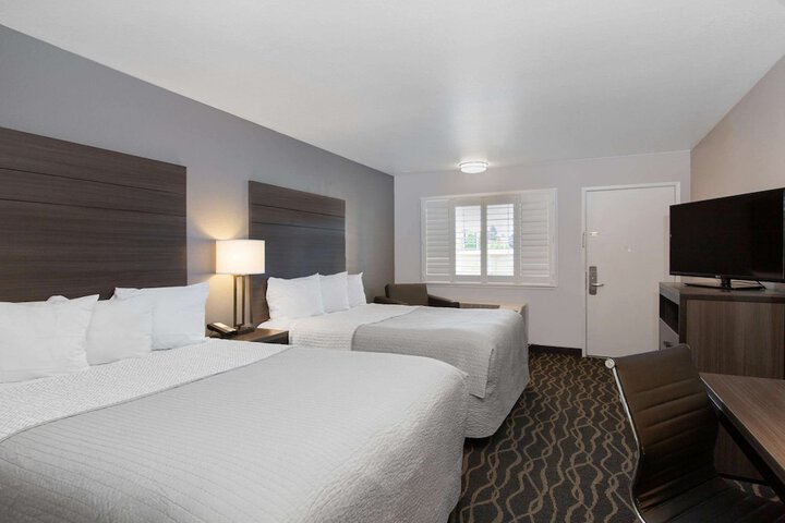1 Queen Bed (2 of 10)