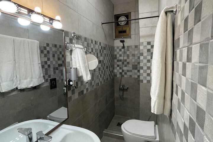 Room 13 of 18