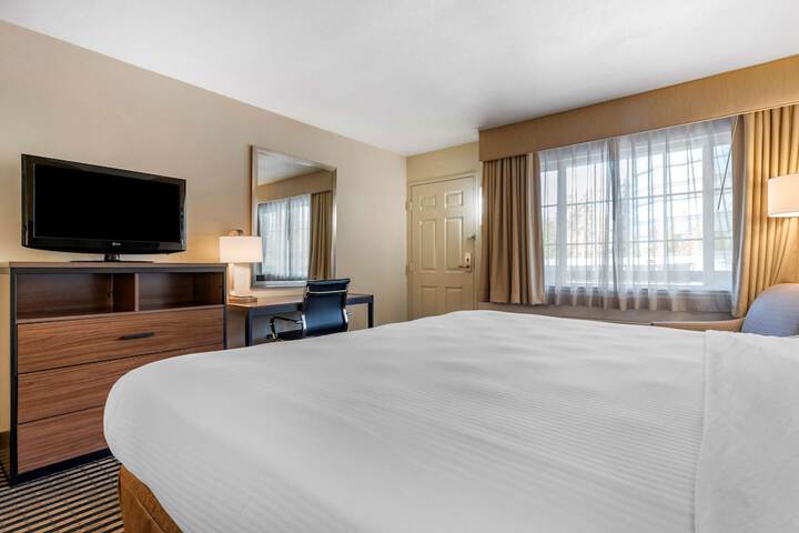 1 King Bed Microwave and Refrigerator WiFi Full Breakfast (5 of 10)
