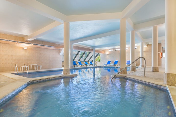 Hotel Pool