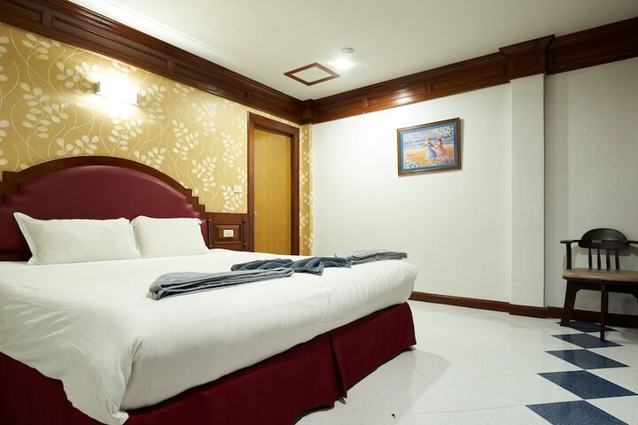 Room 34 of 136