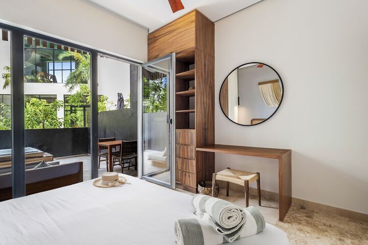 Room 4 of 10