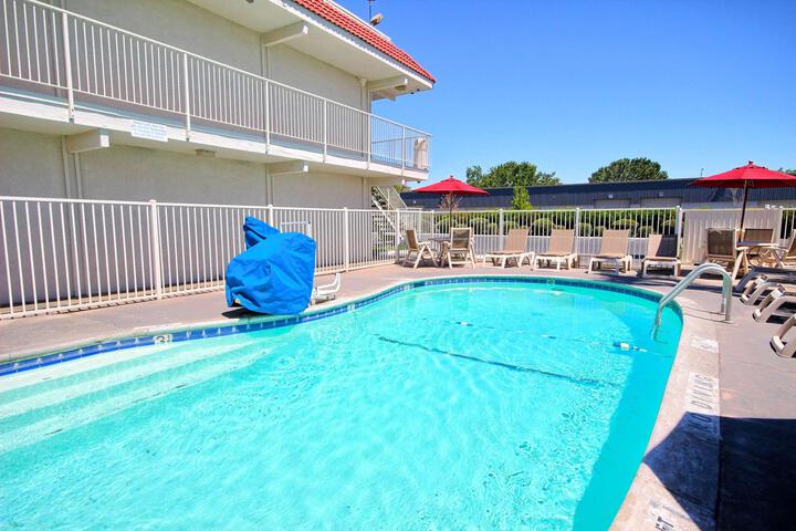 Pool Hotel