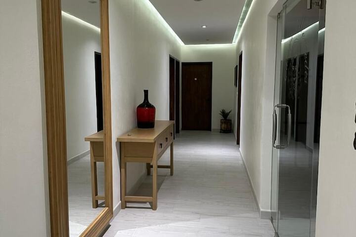 Ballroom/Hall 76 of 96