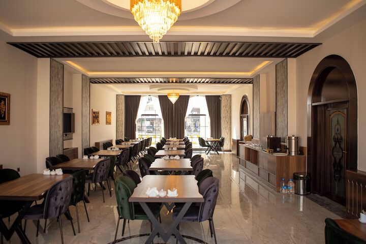 Dining 10 of 13