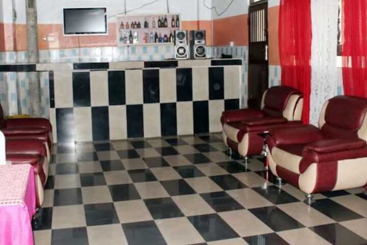 Lounge 8 of 15