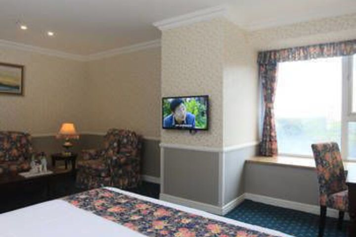 Room 2 of 8