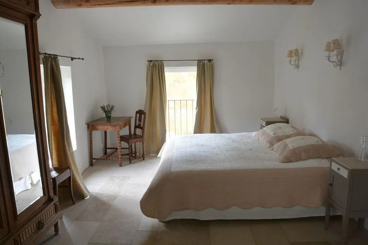Room 4 of 16