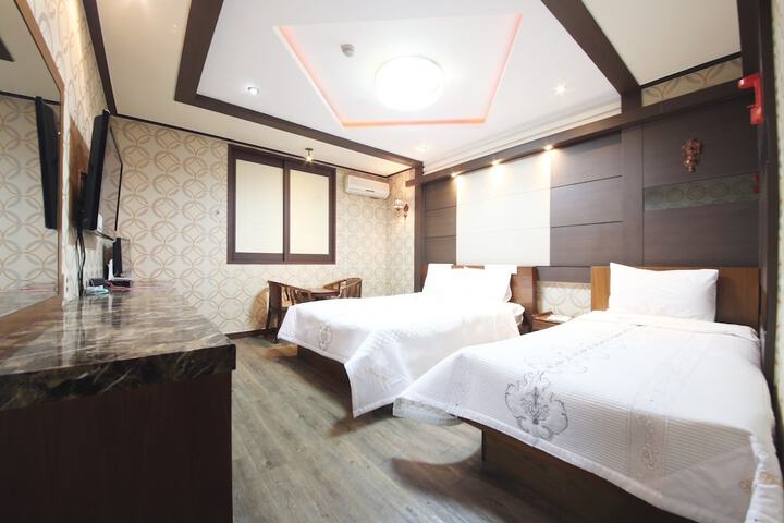 Room 5 of 35
