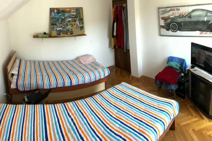 Room 4 of 12