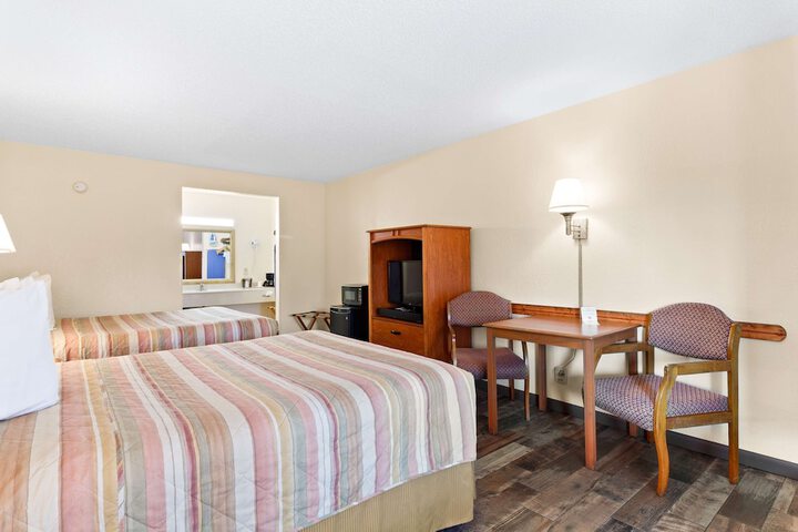 2 Queen Beds (8 of 12)