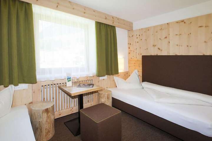 Room 2 of 39