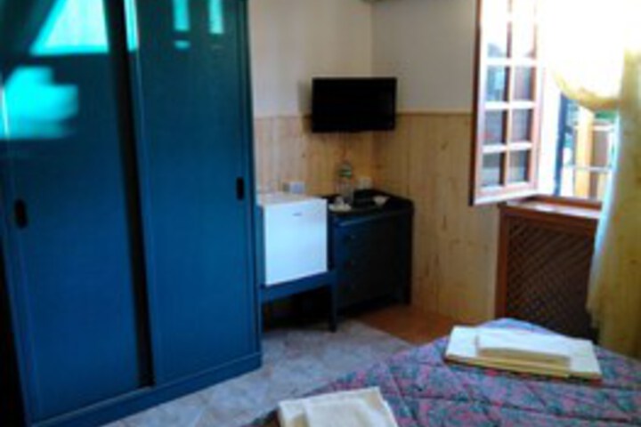 Room 27 of 48
