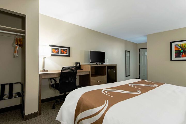 1 King Bed (3 of 7)