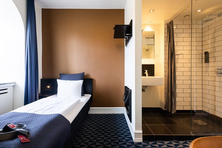 Room 18 of 37