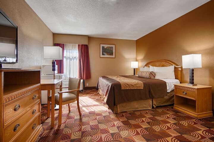 1 King Bed - Wireless High Speed Internet, Microwave, Refrigerator Full Breakfast (8 of 9)