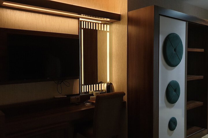 Room 5 of 7