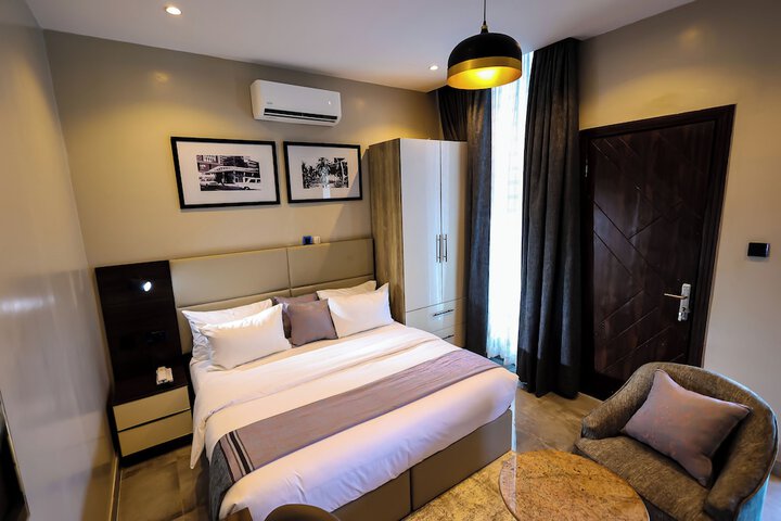 Room 17 of 37