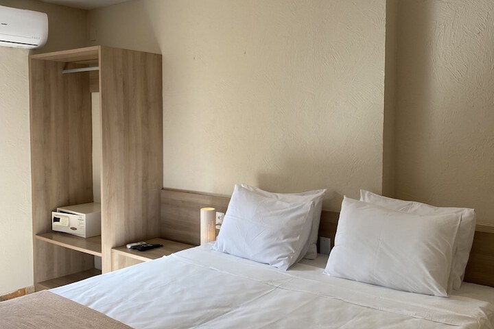 Room 2 of 37