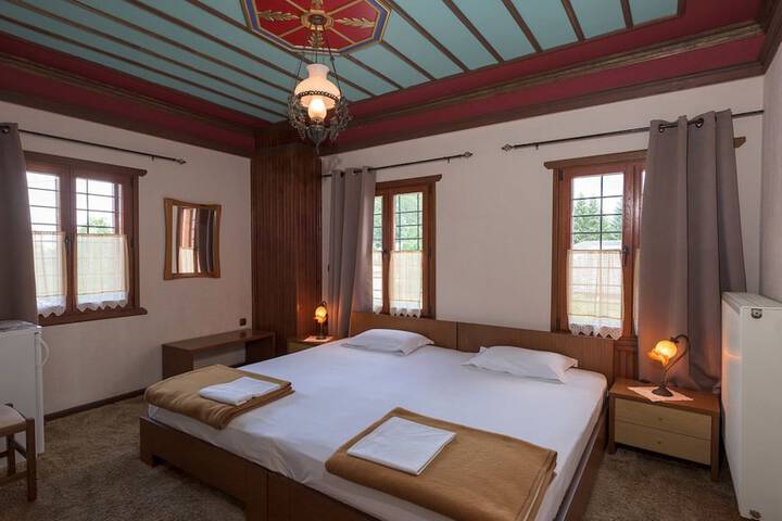 Room 4 of 16