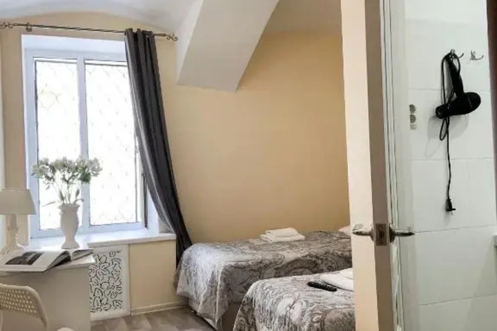 Room 8 of 12