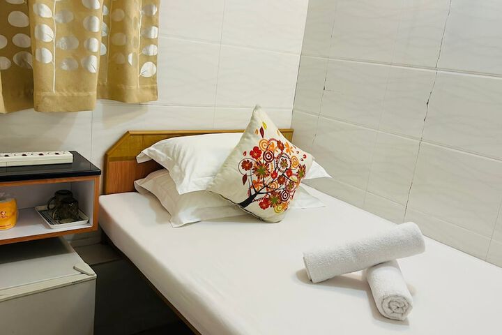 Room 5 of 16