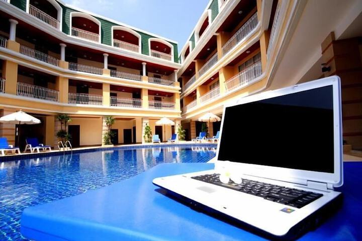 Pool Hotel