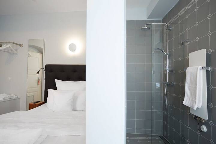 Room 3 of 31