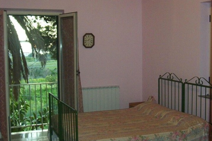 Room 10 of 12