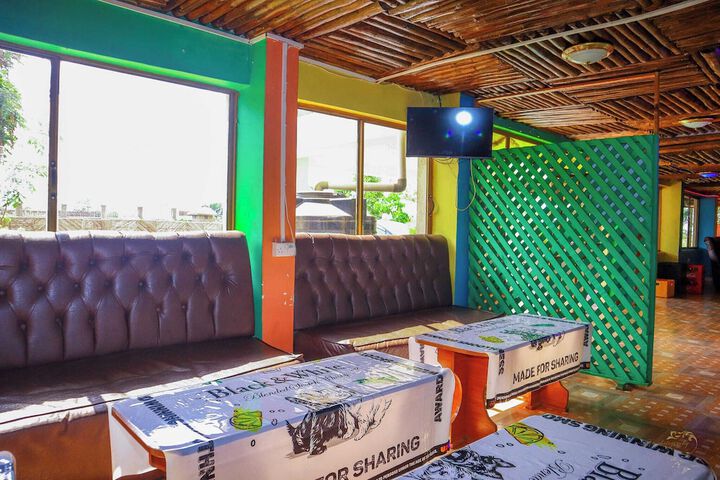 Lounge 18 of 40