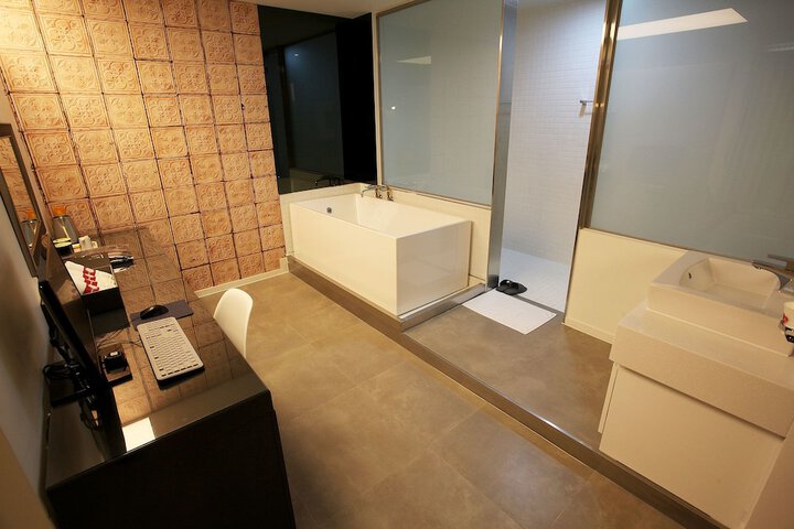 Room 15 of 40