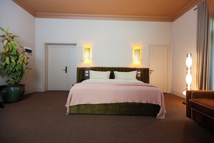Room 32 of 72