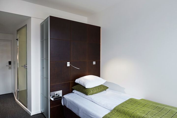 Room 16 of 86