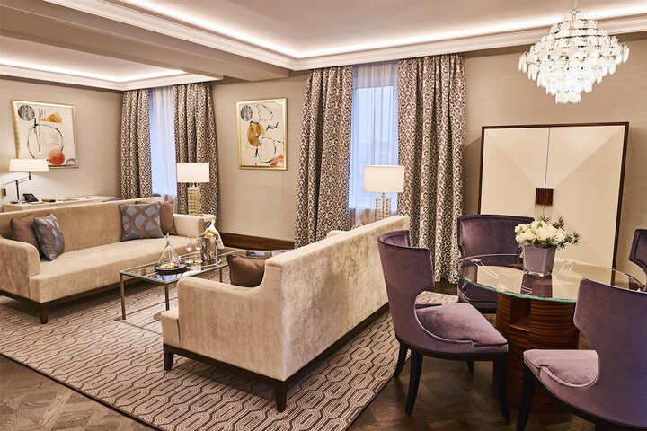 Room 53 of 208