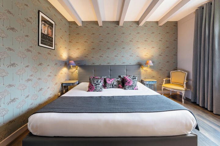 Room 4 of 18