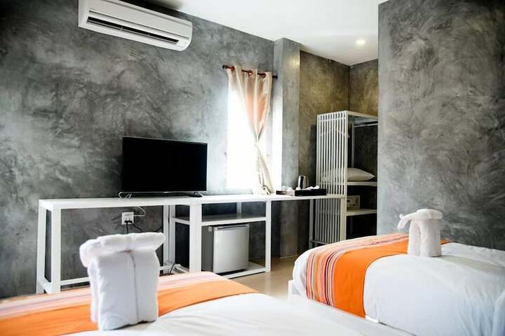 Room 12 of 33