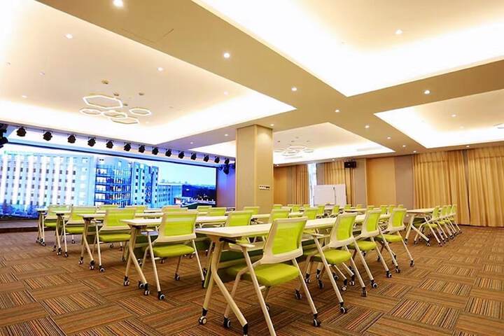 Ballroom/Hall 72 of 104
