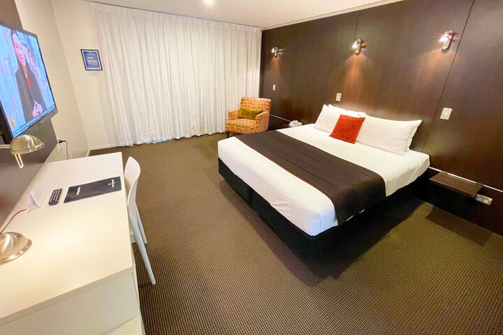 Room 4 of 16
