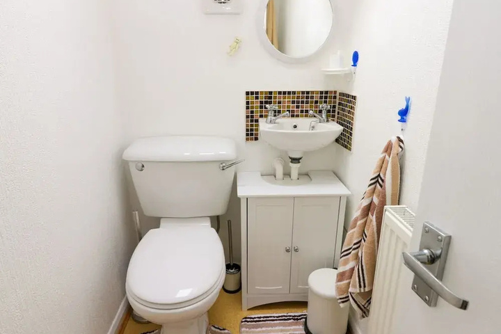 Room 6 of 12
